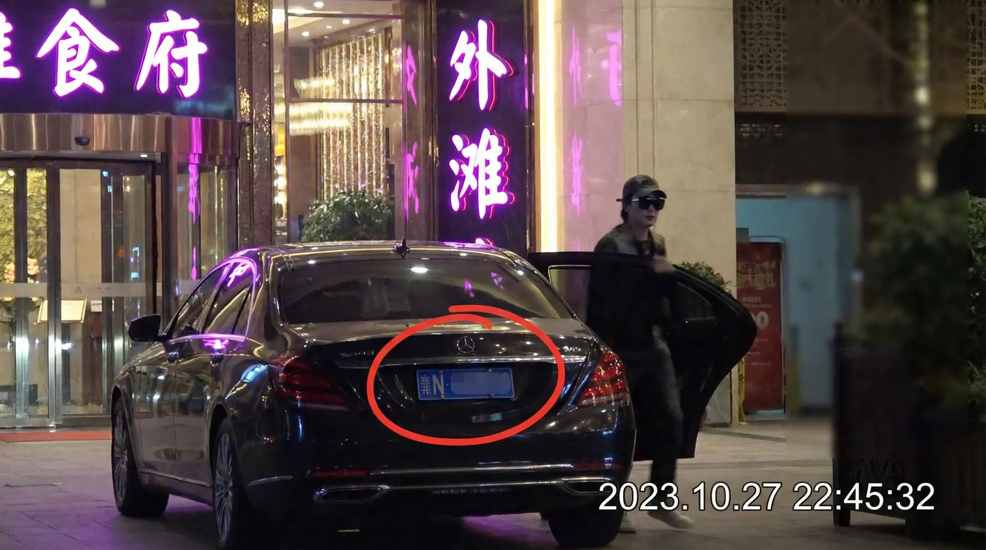 [狠狠撸]狠狠撸永久地址::精品狠狠撸在线播放 - 豪车餐厅外被拍